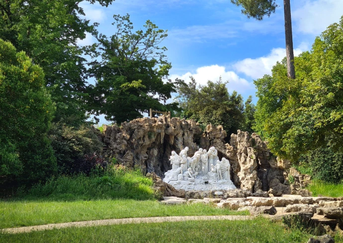 Découvrez le parc Chavat à Podensac (33720), un espace verdoyant idéal pour se promener, se détendre et profiter de la nature en plein cœur de la ville